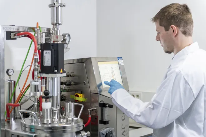 Mathijs controls BioSTAT instrument